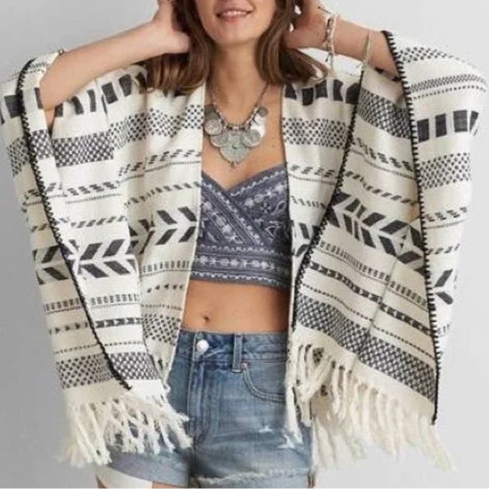 AMERICAN EAGLE O/S 100% Cotton Black and White Patterned Fringe Poncho NEW